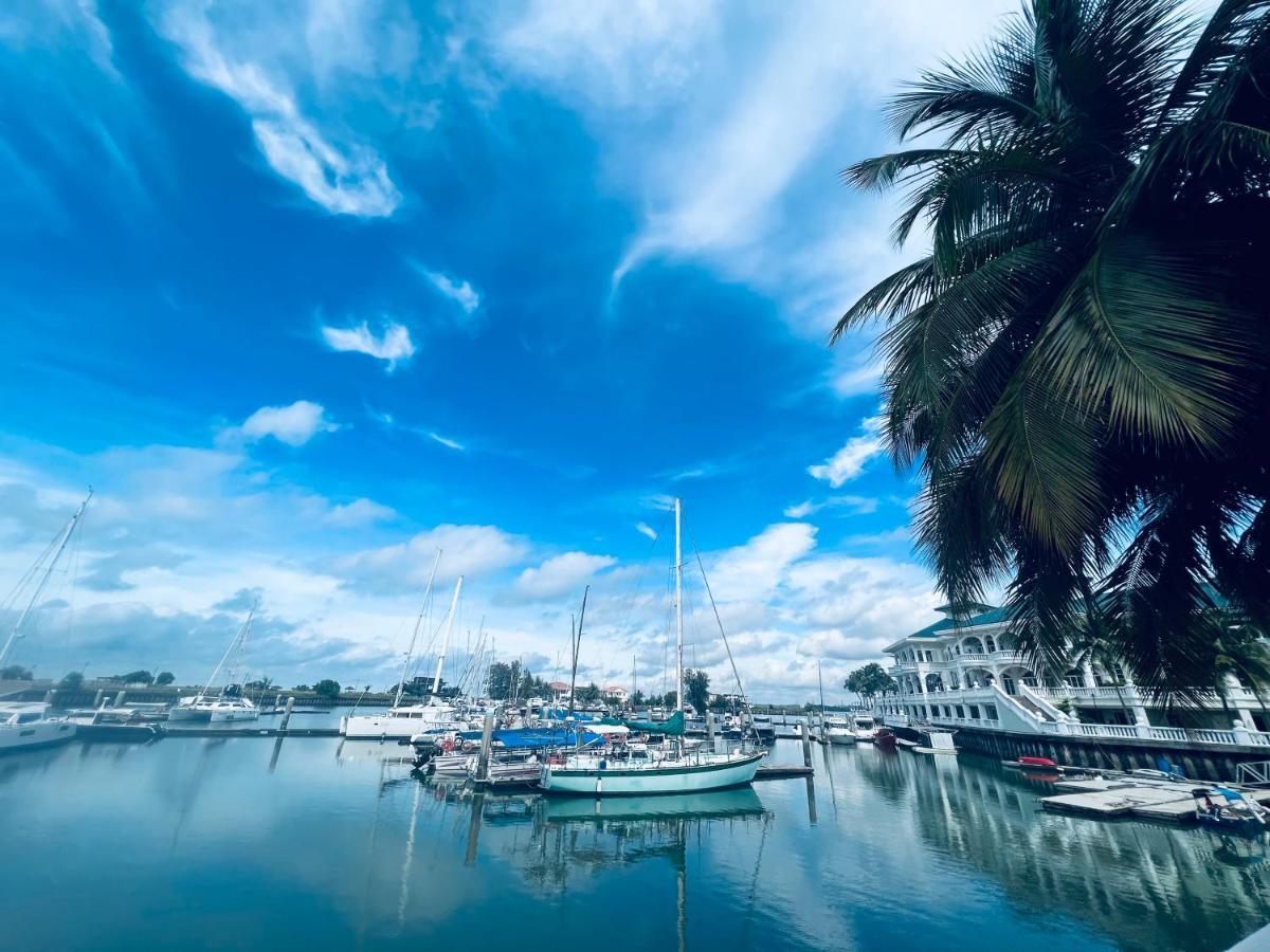 Sevenseas Marina Crescent *